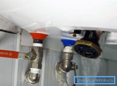 Se puede drenar el agua y en el proceso de desmontaje del calentador. Se puede drenar el agua y en el proceso de desmontaje del calentador.