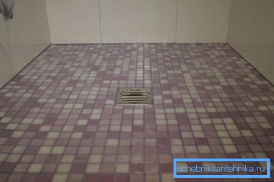 El desagüe en la ducha sin bandeja se encuentra en el pavimento. El desagüe en la ducha sin bandeja se encuentra en el pavimento.