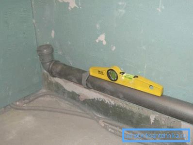 El tubo de drenaje debe instalarse en el ángulo correcto para que los residuos no se obstruyan. El tubo de drenaje debe instalarse en el ángulo correcto para que los residuos no se obstruyan.