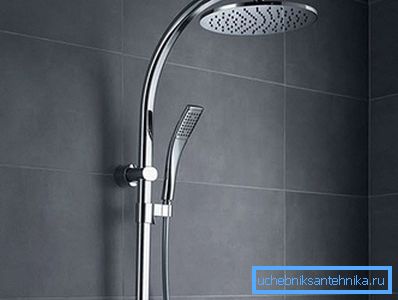 El grifo de la ducha con un soporte resistente es seguro y hermoso. El grifo de la ducha con un soporte resistente es seguro y hermoso.
