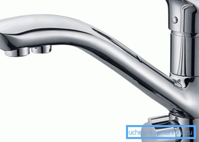 El grifo de cocina dos en uno suministra agua potable regular y purificada El grifo de cocina dos en uno suministra agua potable regular y purificada