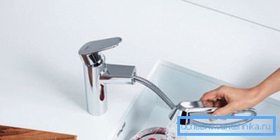 La llave extraíble del fregadero es conveniente para lavar los platos