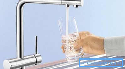 El mezclador de pico doble puede suministrar tanto agua filtrada como simple.