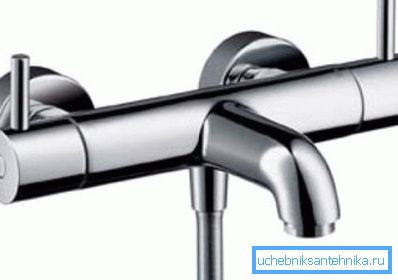Mezclador con ducha flexible y termostato. Mezclador con ducha flexible y termostato.