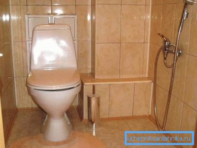 Mezclador con ducha higiénica para bidet en baño separado. Mezclador con ducha higiénica para bidet en baño separado.