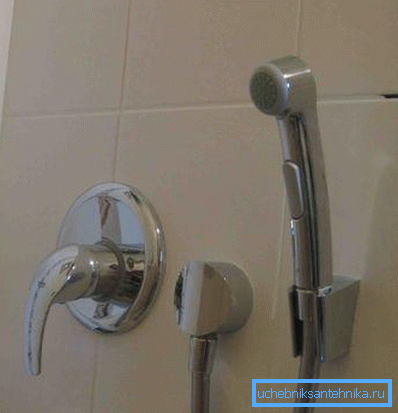 El mezclador de instalación interna tiene un aspecto muy estético y prácticamente no ocupa el lugar El mezclador de instalación interna tiene un aspecto muy estético y prácticamente no ocupa el lugar