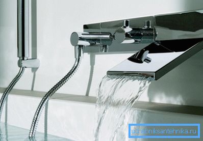 Los grifos de bañera montados en la pared pueden tener una amplia variedad de configuraciones. Los grifos de bañera montados en la pared pueden tener una amplia variedad de configuraciones.