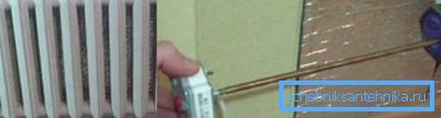Primero inserte el calentador y el regulador a través del tubo para el sensor Primero inserte el calentador y el regulador a través del tubo para el sensor