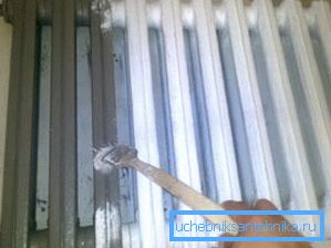 En el exterior, el radiador es el último pintado. En el exterior, el radiador es el último pintado.