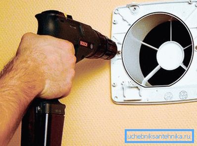 Extracción de la parrilla con ventilador.
