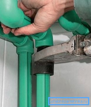 Instalación no gestionada de tuberías de plástico. Instalación no gestionada de tuberías de plástico.