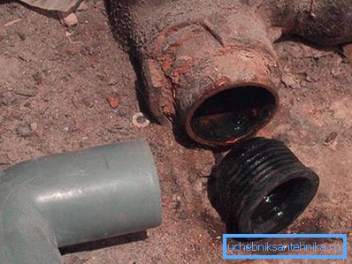 2772 Conexión de tubos de hierro fundido y plástico mediante un manguito de transición.