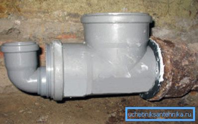 Conexión de tuberías plásticas de aguas residuales para fundición con juntas de goma y silicona. Conexión de tuberías plásticas de aguas residuales para fundición con juntas de goma y silicona.