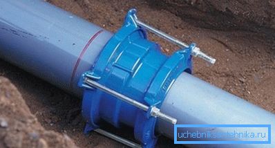 La conexión de una tubería de alcantarillado utilizando productos de este tipo se considera obligatoria al crear carreteras. La conexión de una tubería de alcantarillado utilizando productos de este tipo se considera obligatoria al crear carreteras.