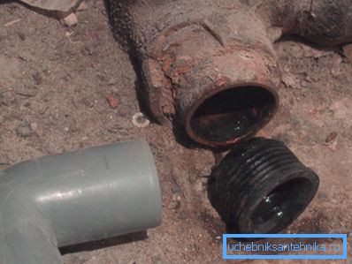 La conexión de plástico y hierro fundido se realiza únicamente a través de un manguito de goma.
