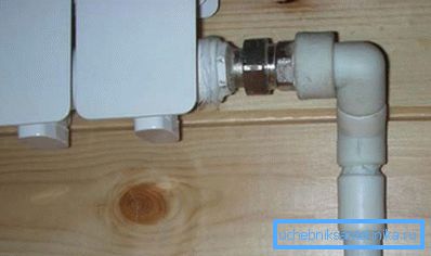 Conexión del radiador a la tubería a través del adaptador. Conexión del radiador a la tubería a través del adaptador.