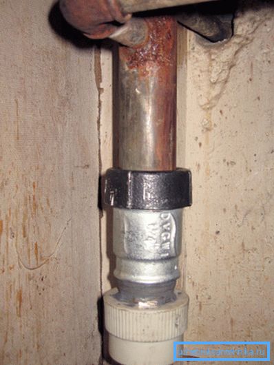 Conexión de tubo de acero con polipropileno. Conexión de tubo de acero con polipropileno.