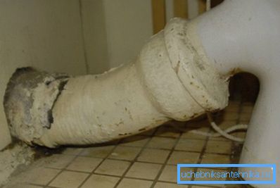 Conexión de un inodoro al alcantarillado de hierro fundido. Conexión de un inodoro al alcantarillado de hierro fundido.