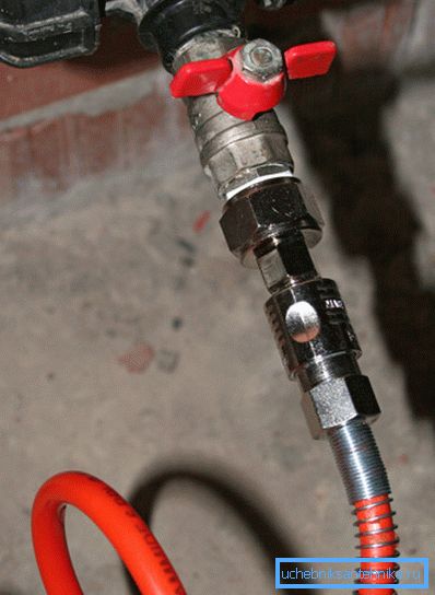 Conecte el tanque con el accesorio; Conecte el tanque con el accesorio;
