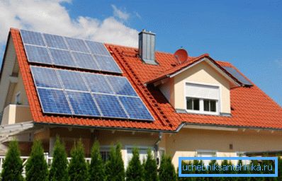 Paneles solares en el techo de la casa. Paneles solares en el techo de la casa.