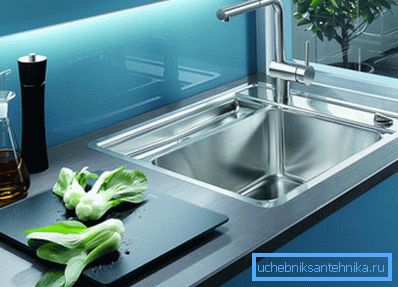Fregadero de metal con estilo moderno. Fregadero de metal con estilo moderno.