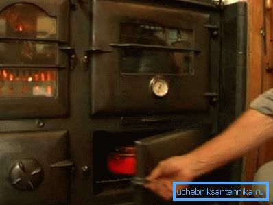 Las modernas estufas de hierro fundido de este tipo tienen un aspecto original y pueden ser una decoración real de cualquier interior. Las modernas estufas de hierro fundido de este tipo tienen un aspecto original y pueden ser una decoración real de cualquier interior.