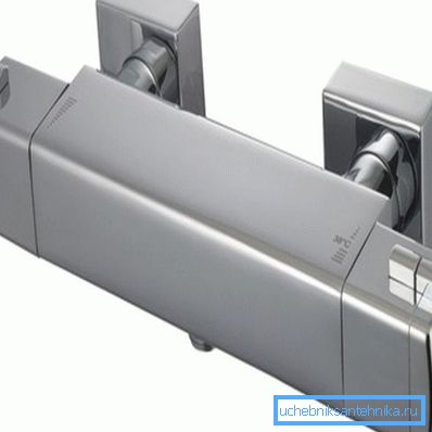 Grifo moderno, equipado con un termostato. Grifo moderno, equipado con un termostato.