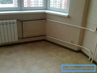 Radiador de calefacción moderno en el interior de un apartamento residencial. Radiador de calefacción moderno en el interior de un apartamento residencial.