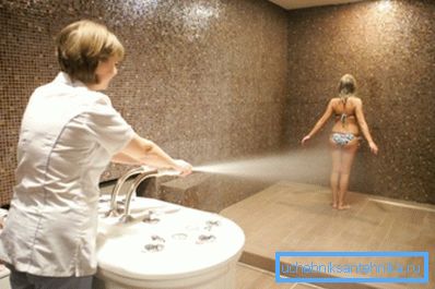 Especialista pulveriza un chorro Especialista pulveriza un chorro