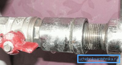 Acoplador especial que proporciona la transición correcta de un tipo de tubería a otra Acoplador especial que proporciona la transición correcta de un tipo de tubería a otra