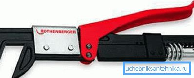 La llave especial se adapta a cualquier tamaño de accesorios de plomería y reemplaza un conjunto completo de herramientas.