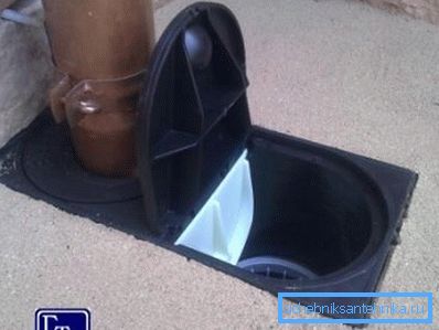 Un colector especial con una escotilla de inspección ayudará a evitar la obstrucción del sistema, pero después de cada lluvia debe limpiarse. Un colector especial con una escotilla de inspección ayudará a evitar la obstrucción del sistema, pero después de cada lluvia debe limpiarse.