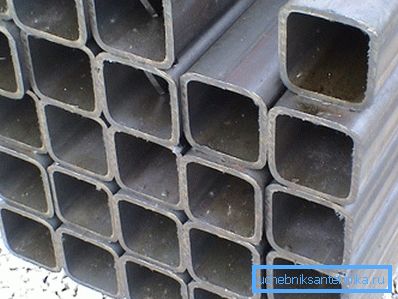 Tubería perfilada de acero para el montaje de estructuras metálicas.