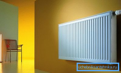 Radiador de acero en la pared. Radiador de acero en la pared.