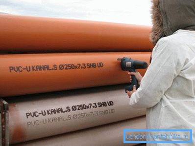 Elementos de acero para el montaje de tuberías de agua con marcado. Elementos de acero para el montaje de tuberías de agua con marcado.