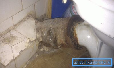 Los productos antiguos de hierro fundido son muy difíciles de reemplazar, este proceso requiere el desmantelamiento de la mayoría del sistema de alcantarillado Los productos antiguos de hierro fundido son muy difíciles de reemplazar, este proceso requiere el desmantelamiento de la mayoría del sistema de alcantarillado