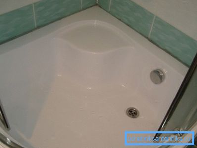 Ducha de vidrio con una bandeja profunda de 90h90 cm y válvula inferior. Ducha de vidrio con una bandeja profunda de 90h90 cm y válvula inferior.