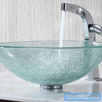 Fregadero de vidrio para la cocina - una solución progresiva. Fregadero de vidrio para la cocina - una solución progresiva.