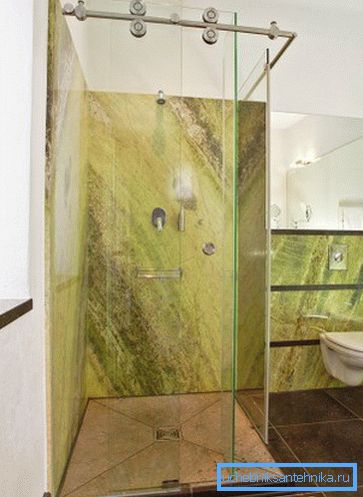 Puertas corredizas de vidrio en la ducha en el baño. Puertas corredizas de vidrio en la ducha en el baño.