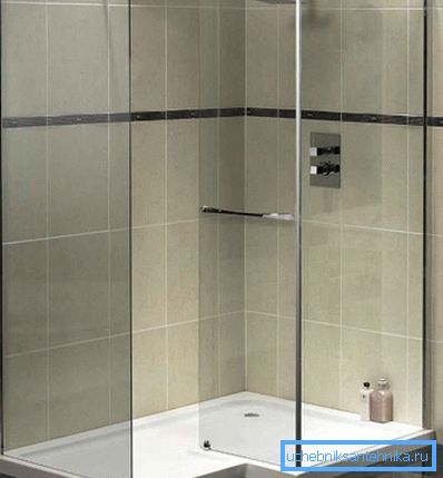 La cabina de ducha de vidrio se adapta perfectamente a cualquier interior. La cabina de ducha de vidrio se adapta perfectamente a cualquier interior.
