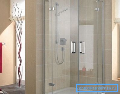 La cabina de ducha de vidrio se adaptará a cualquier interior. La cabina de ducha de vidrio se adaptará a cualquier interior.