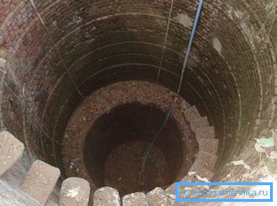Las paredes de este pozo tienen varios siglos de antigüedad. Las paredes de este pozo tienen varios siglos de antigüedad.