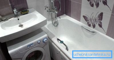 La lavadora encaja perfectamente debajo del fregadero de pared. La lavadora encaja perfectamente debajo del fregadero de pared.