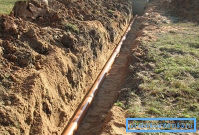 El costo de cavar una zanja bajo el suministro de agua a menudo obliga a los propietarios de las parcelas a hacer el trabajo ellos mismos. El costo de cavar una zanja bajo el suministro de agua a menudo obliga a los propietarios de las parcelas a hacer el trabajo ellos mismos.