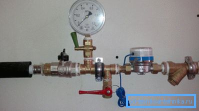 El costo de los servicios de aguas residuales está determinado por las indicaciones de un medidor de agua. El costo de los servicios de aguas residuales está determinado por las indicaciones de un medidor de agua.