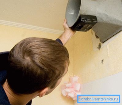 Vale la pena recordar que la instalación de equipos especiales en interiores no solucionará el problema de la falta estructural de dicho canal de ventilación. Vale la pena recordar que la instalación de equipos especiales en interiores no solucionará el problema de la falta estructural de dicho canal de ventilación.
