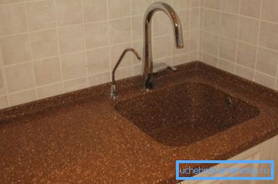 La encimera con fregadero de piedra artificial será una gran adición a cualquier interior La encimera con fregadero de piedra artificial será una gran adición a cualquier interior
