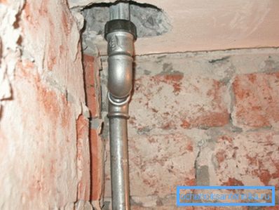 El soporte de suministro de agua de la tubería galvanizada se monta en las roscas. El soporte de suministro de agua de la tubería galvanizada se monta en las roscas.