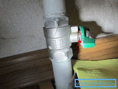 La flecha marca el lugar donde fluye el grifo de la batería de calefacción. La flecha marca el lugar donde fluye el grifo de la batería de calefacción.