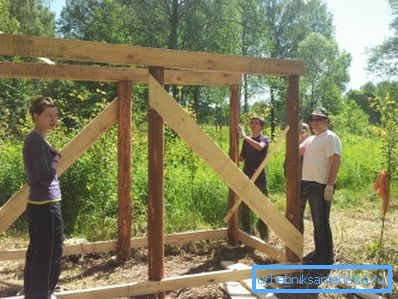 Construcción de un marco de ducha de verano con vestidor. Construcción de un marco de ducha de verano con vestidor.